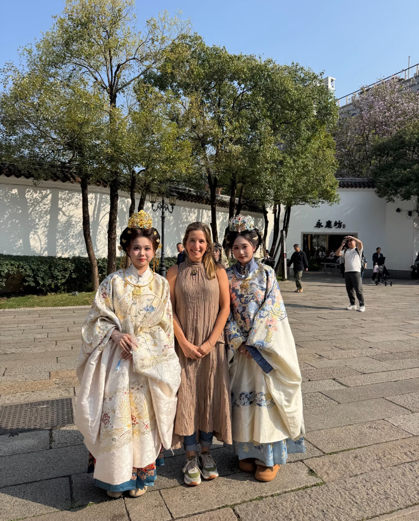 Traveler with traditional Hanfu performers