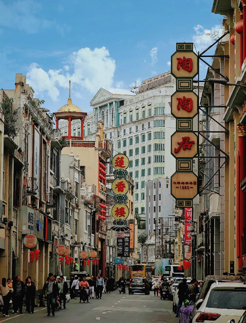 Traditional Cantonese tea house in old Guangzhou